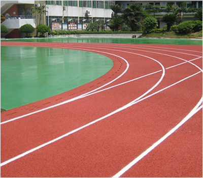 新疆塑膠跑道,一種運動空中或跑道,特別是一種帶有平實型構造的塑膠跑道.